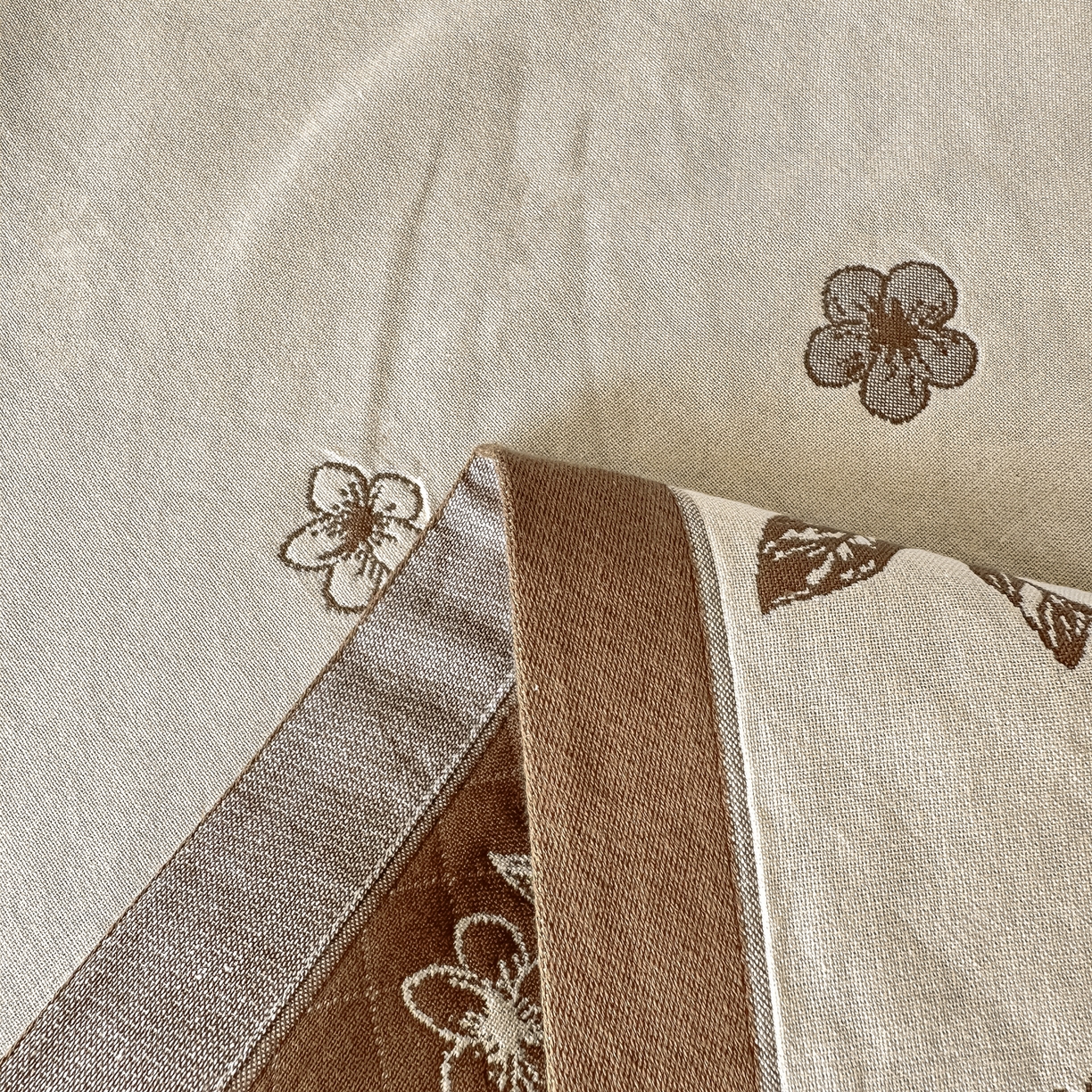 91家纺网 家纺一手货源 找家纺 沐瑟家纺 2025新款馨梦枕巾 线条花-棕 52x75cm枕巾一对