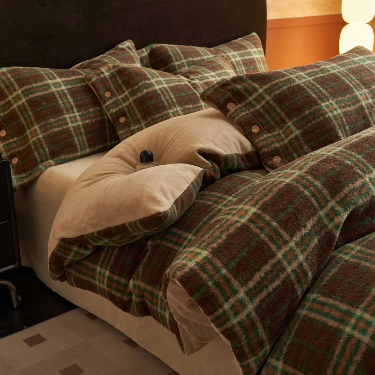 91家纺网 家纺一手货源 找家纺 早晨家纺 2025新款230g羊驼绒复古格牛奶绒四件套 巴宝格