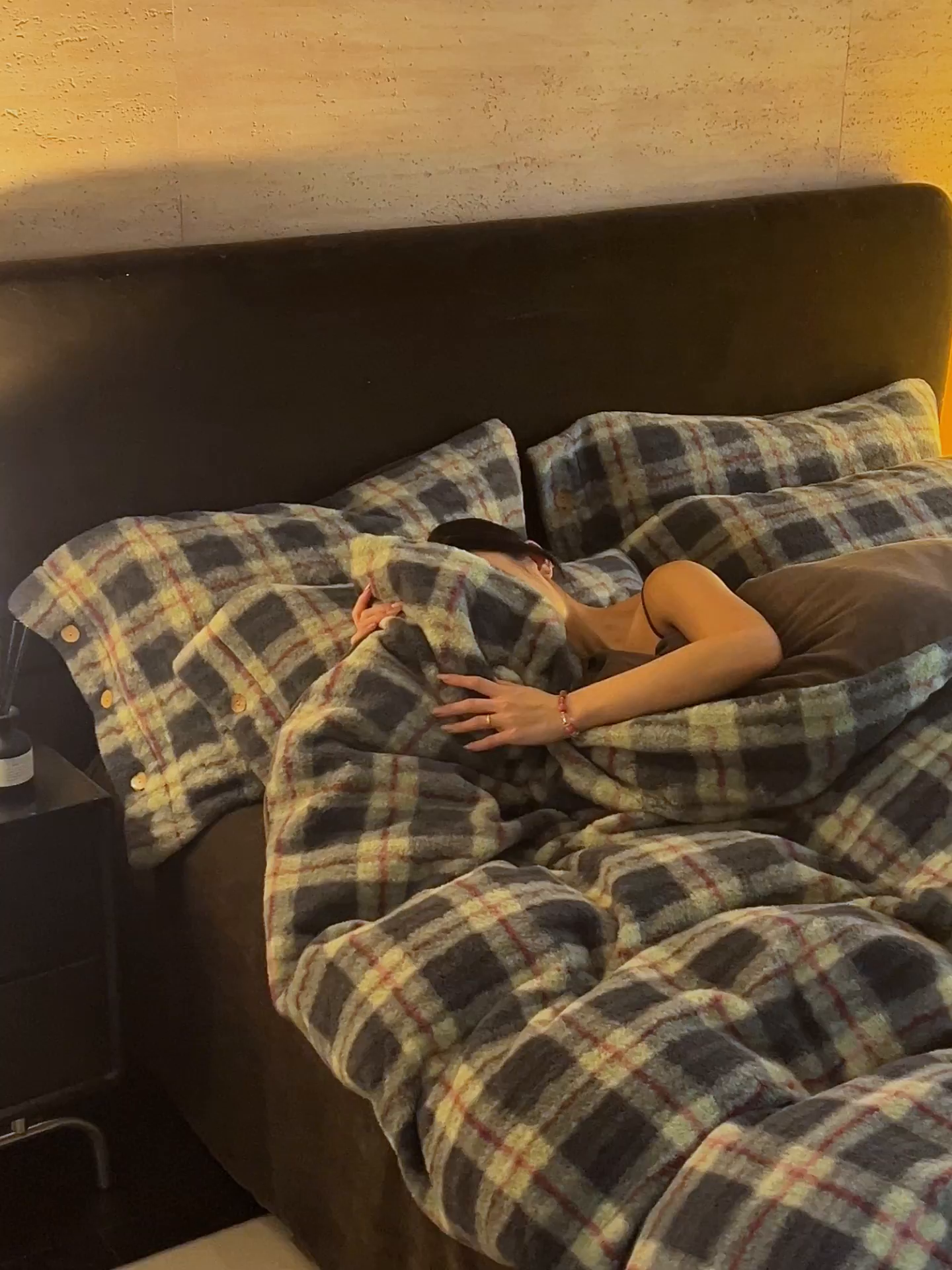 91家纺网 家纺一手货源 找家纺 早晨家纺 2025新款230g羊驼绒复古格牛奶绒四件套 雾里青格