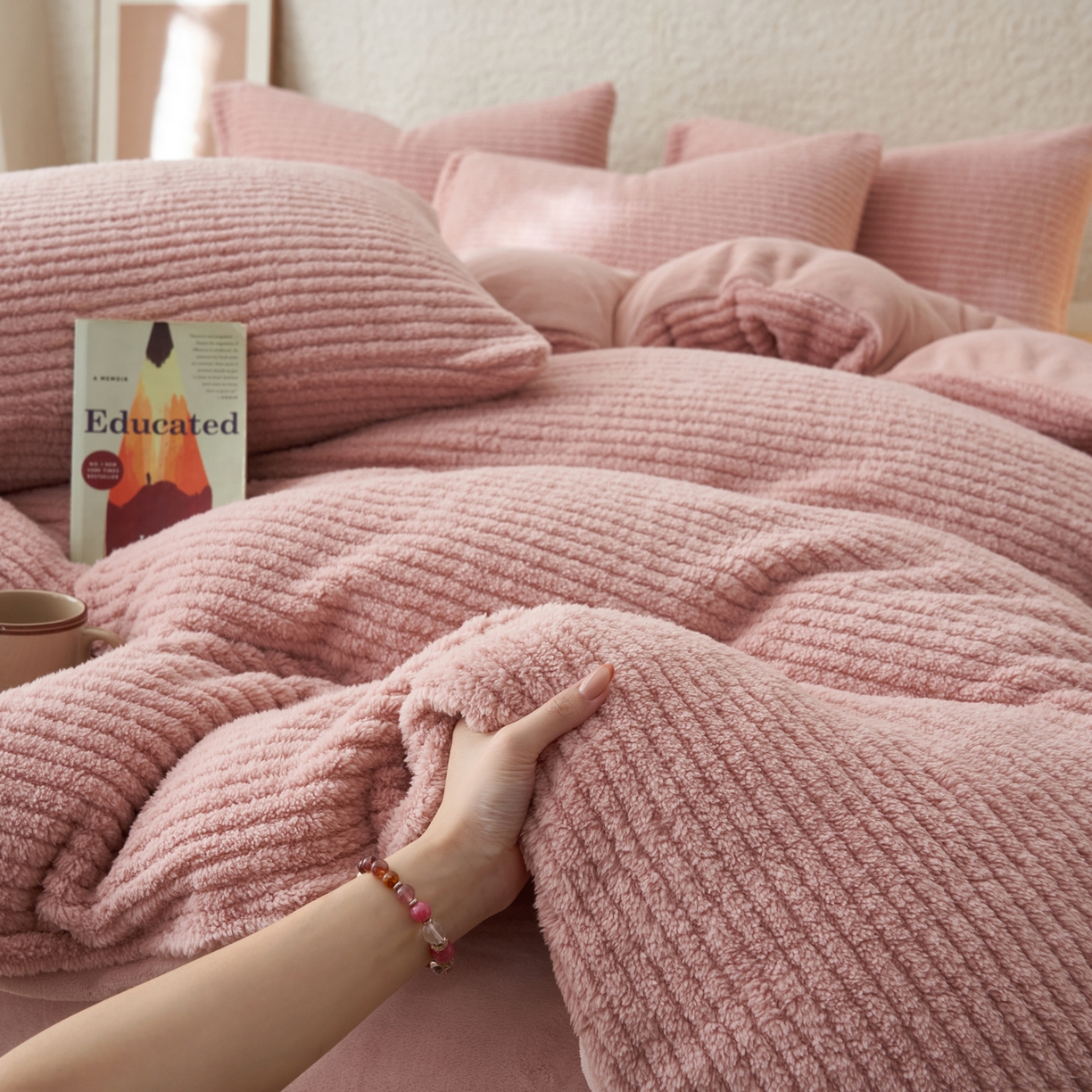 91家纺网 家纺一手货源 找家纺 早晨家纺 2025新款世纪款塔芙蓉牛奶绒四件套 世纪-条纹粉