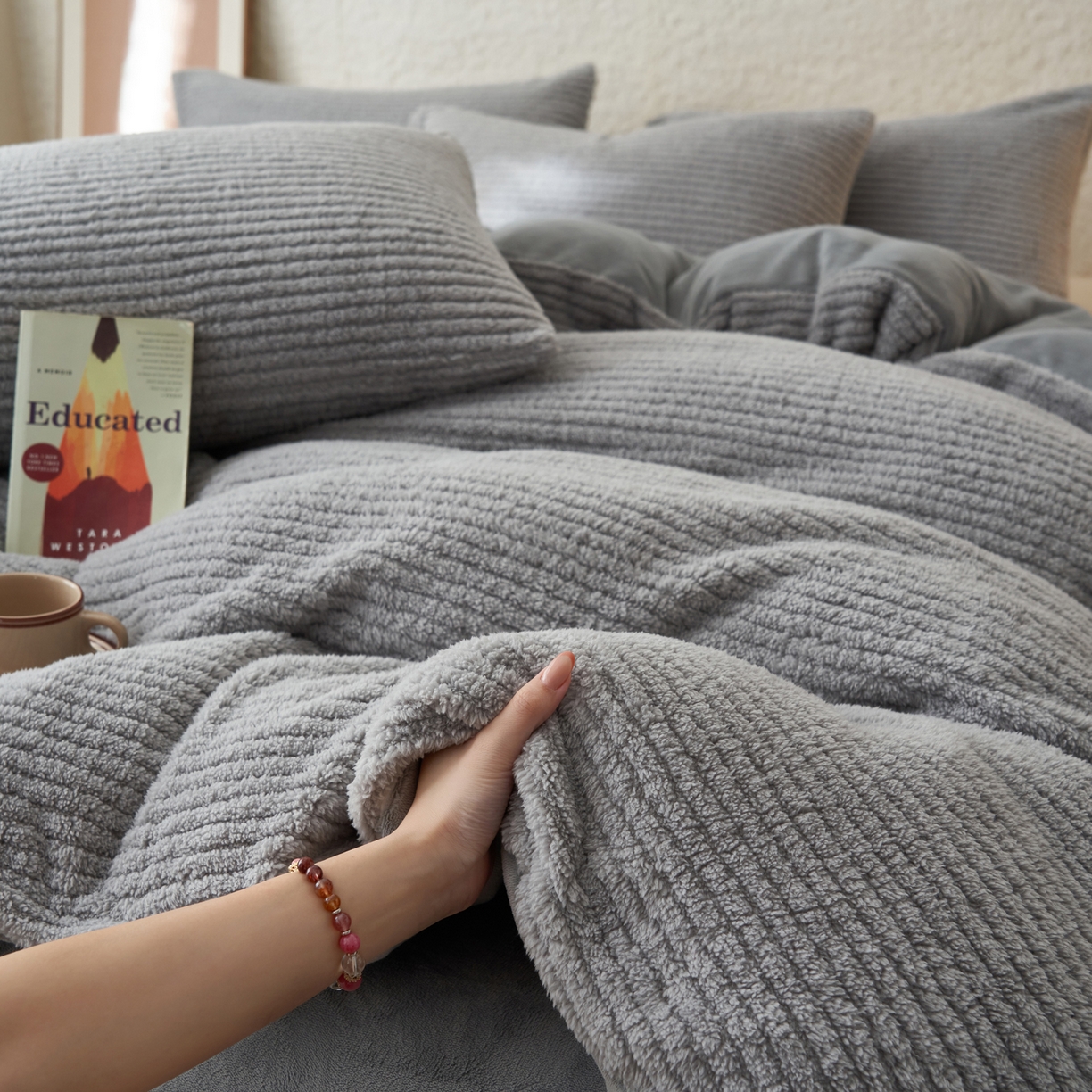 91家纺网 家纺一手货源 找家纺 早晨家纺 2025新款世纪款塔芙蓉牛奶绒四件套 世纪-条纹灰