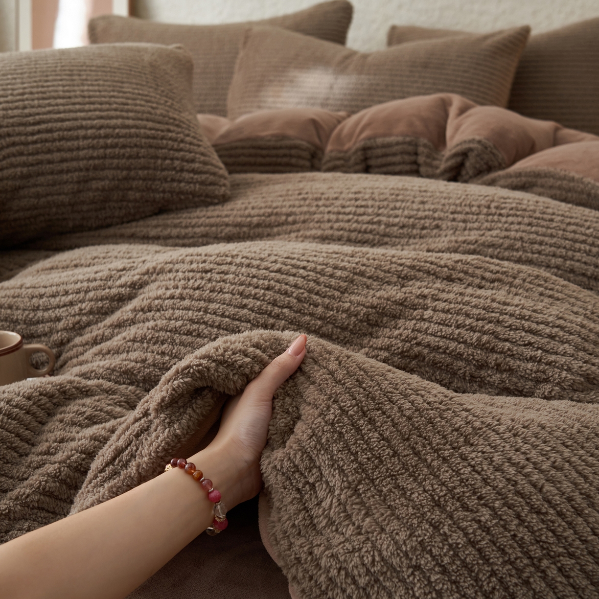 91家纺网 家纺一手货源 找家纺 早晨家纺 2025新款世纪款塔芙蓉牛奶绒四件套 世纪-条纹棕