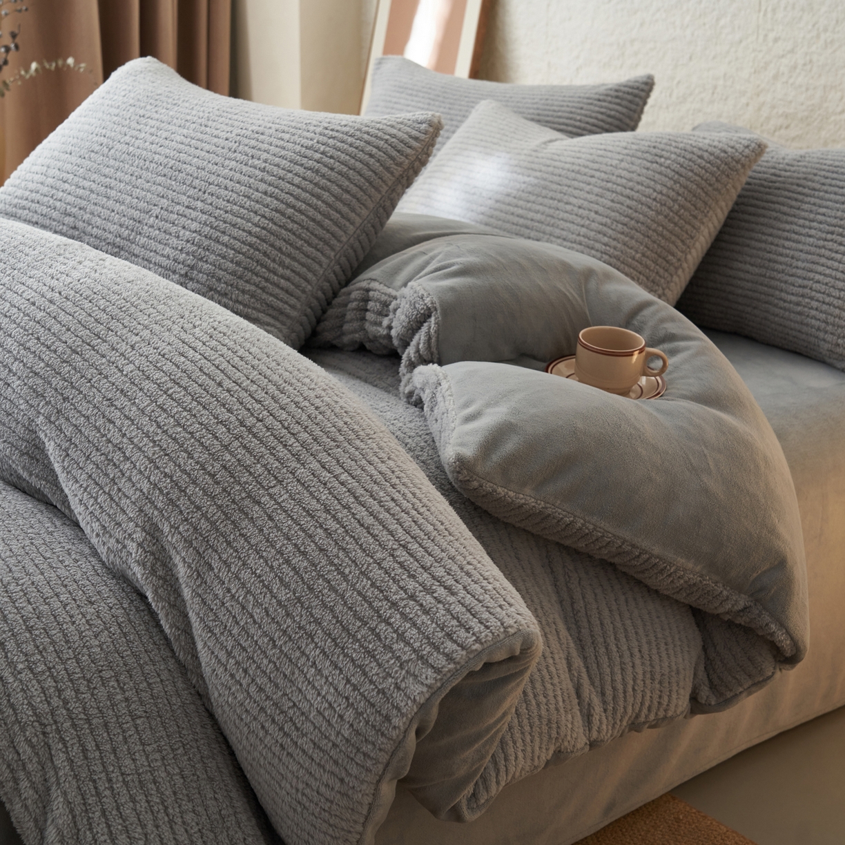 91家纺网 家纺一手货源 找家纺 早晨家纺 2025新款世纪款塔芙蓉牛奶绒四件套 世纪-条纹灰