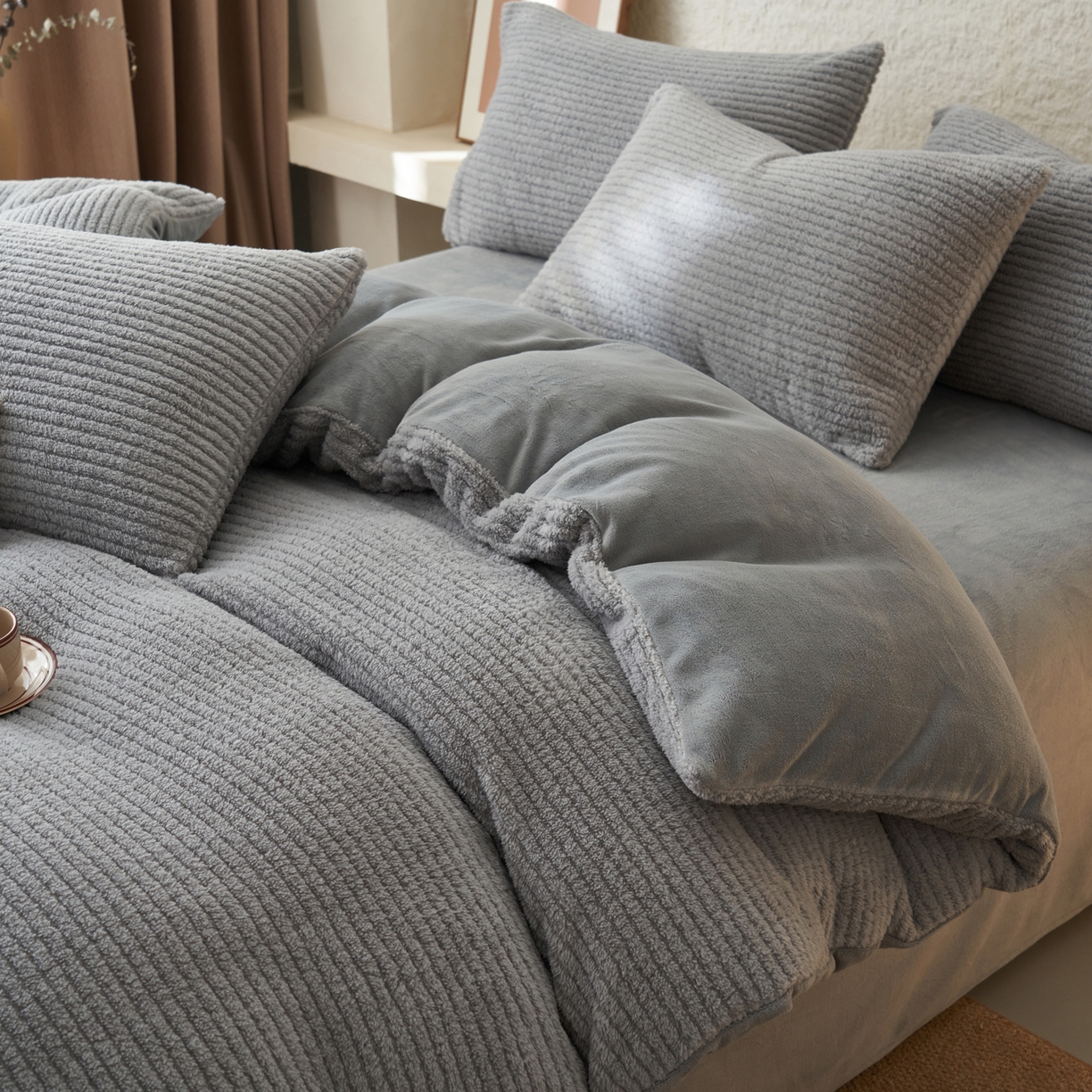 91家纺网 家纺一手货源 找家纺 早晨家纺 2025新款世纪款塔芙蓉牛奶绒四件套 世纪-条纹灰