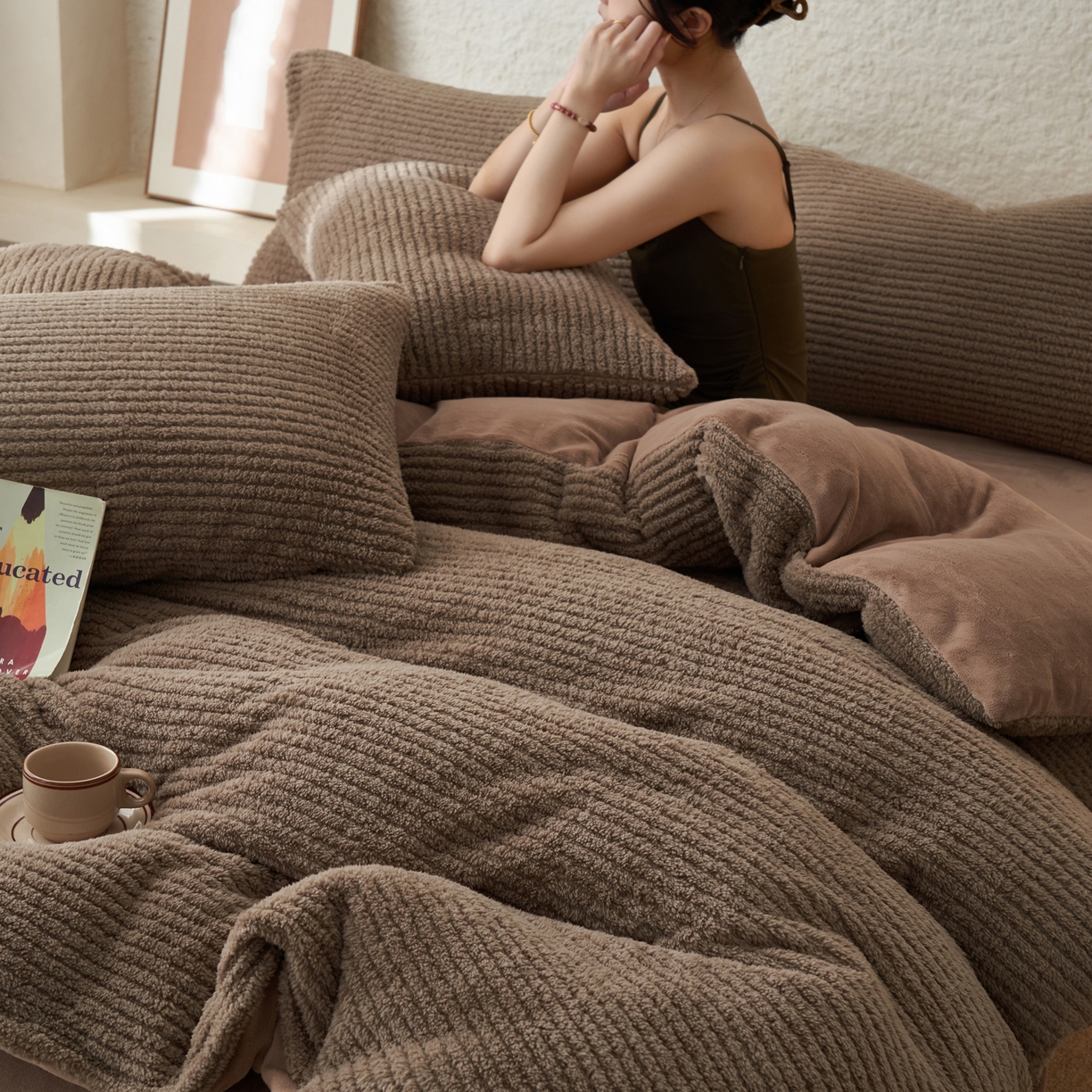 91家纺网 家纺一手货源 找家纺 早晨家纺 2025新款世纪款塔芙蓉牛奶绒四件套 世纪-条纹棕