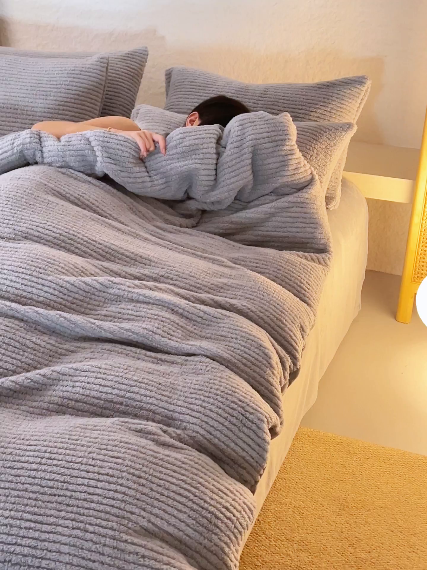 91家纺网 家纺一手货源 找家纺 早晨家纺 2025新款世纪款塔芙蓉牛奶绒四件套 世纪-条纹灰