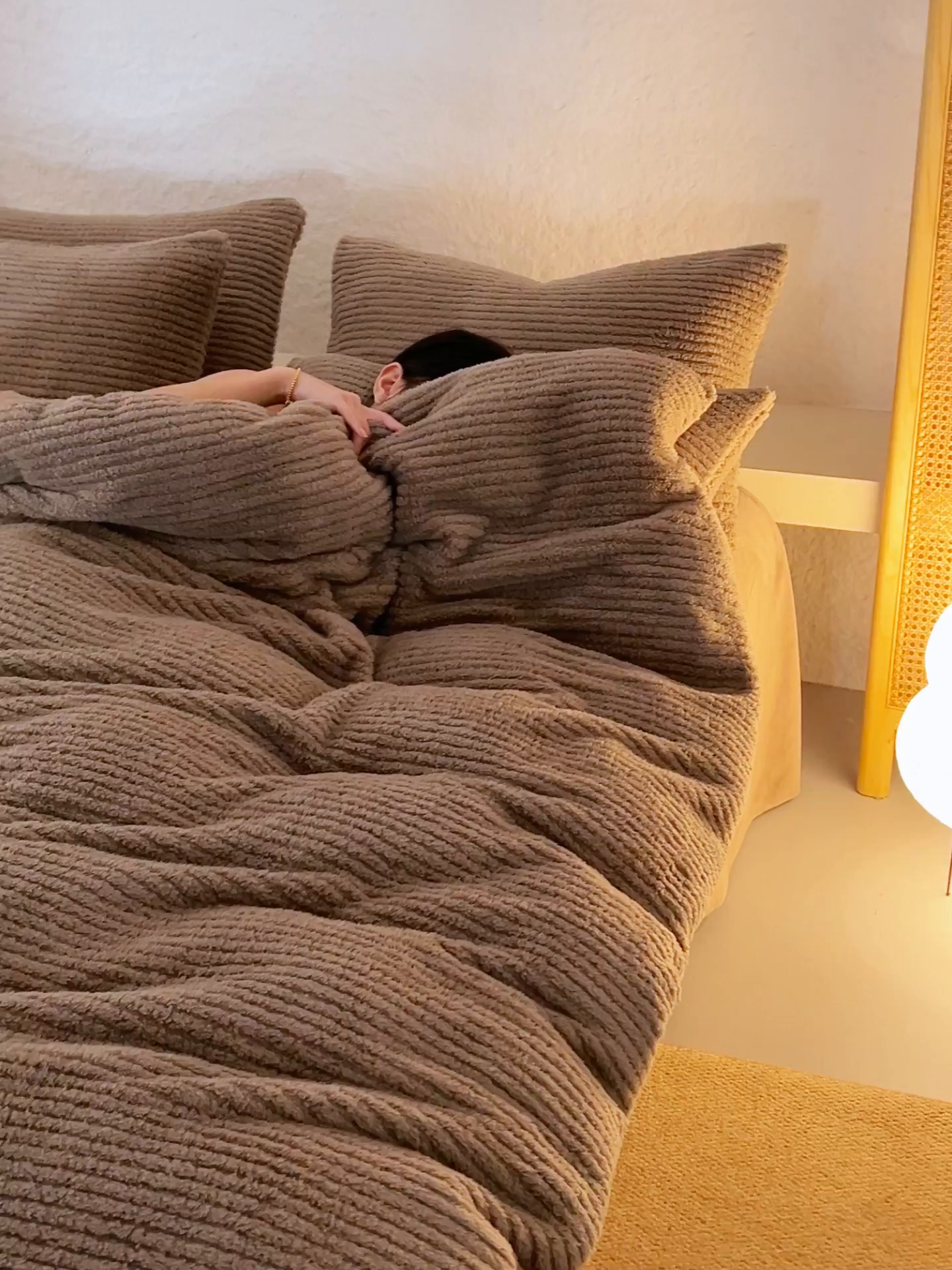 91家纺网 家纺一手货源 找家纺 早晨家纺 2025新款世纪款塔芙蓉牛奶绒四件套 世纪-条纹棕