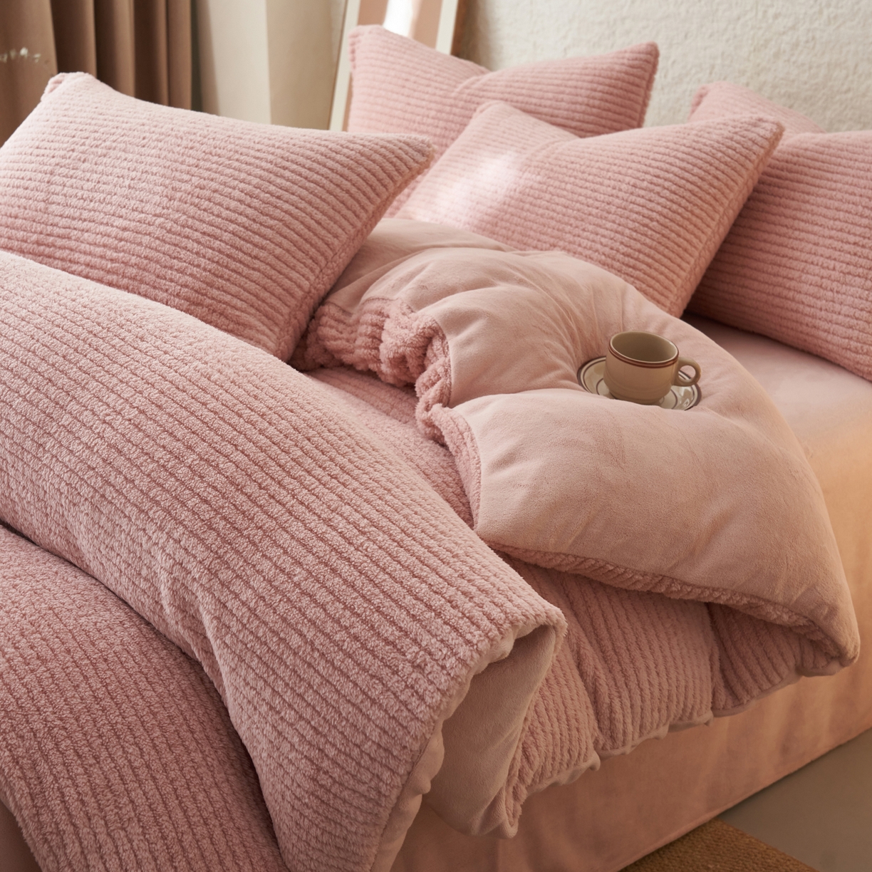 91家纺网 家纺一手货源 找家纺 早晨家纺 2025新款世纪款塔芙蓉牛奶绒四件套 世纪-条纹粉