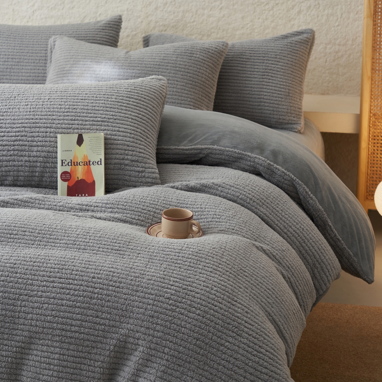 91家纺网 家纺一手货源 找家纺 早晨家纺 2025新款世纪款塔芙蓉牛奶绒四件套 世纪-条纹灰