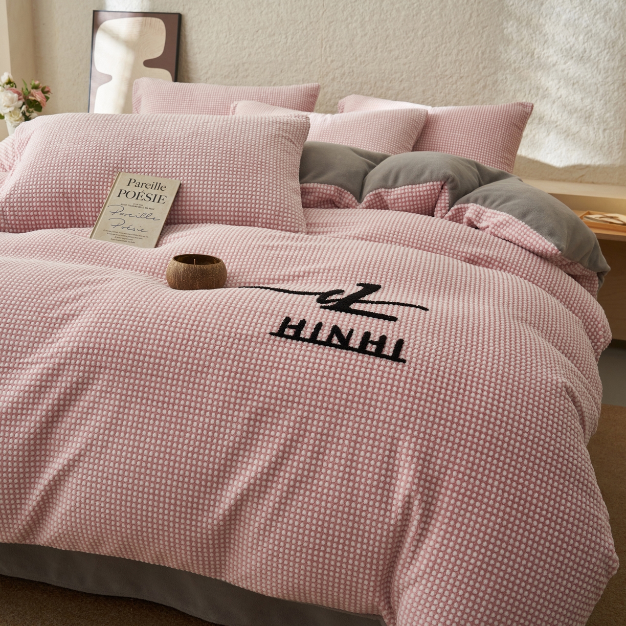 91家纺网 家纺一手货源 找家纺 早晨家纺 2025新款深蓝款阳离子提花牛奶绒四件套 深蓝-豆沙