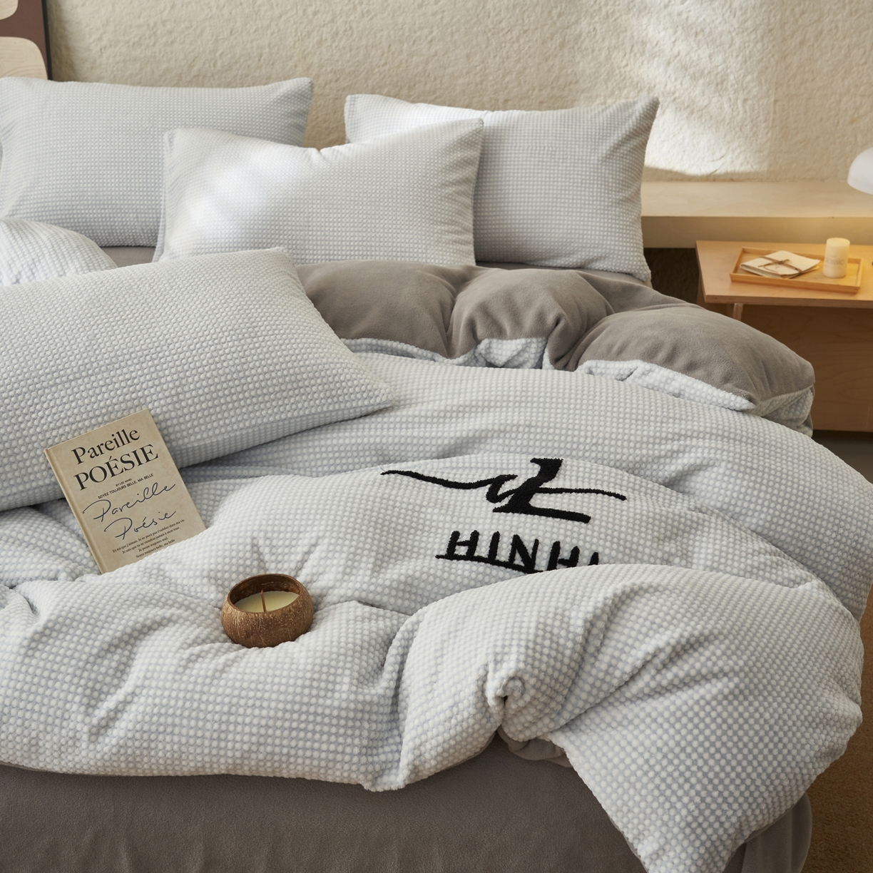 91家纺网 家纺一手货源 找家纺 早晨家纺 2025新款深蓝款阳离子提花牛奶绒四件套 深蓝-蓝