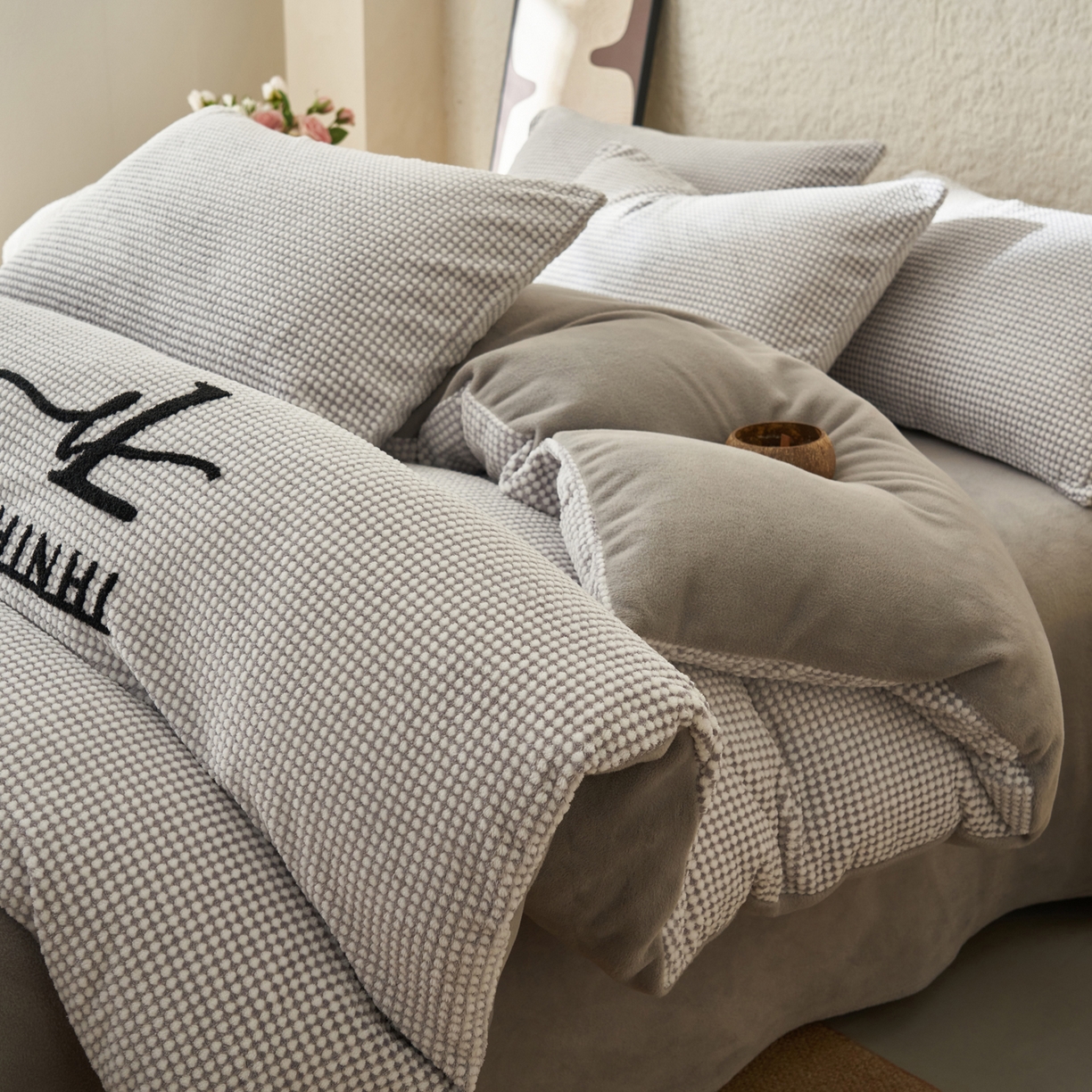 91家纺网 家纺一手货源 找家纺 （总）早晨家纺 2025新款深蓝款阳离子提花牛奶绒四件套