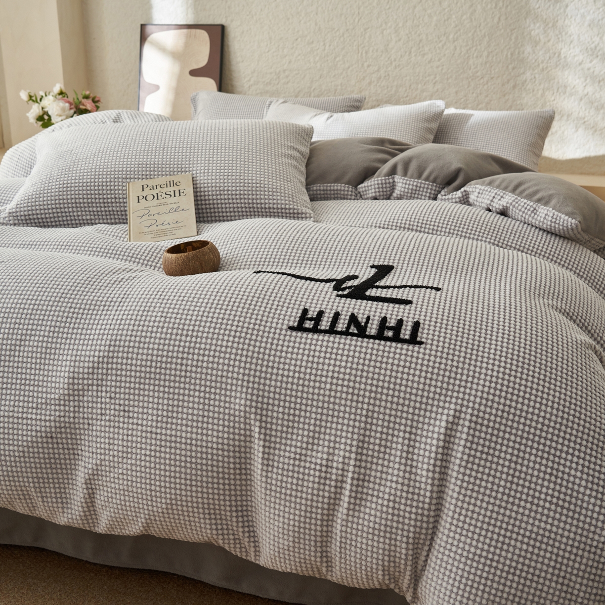 91家纺网 家纺一手货源 找家纺 （总）早晨家纺 2025新款深蓝款阳离子提花牛奶绒四件套