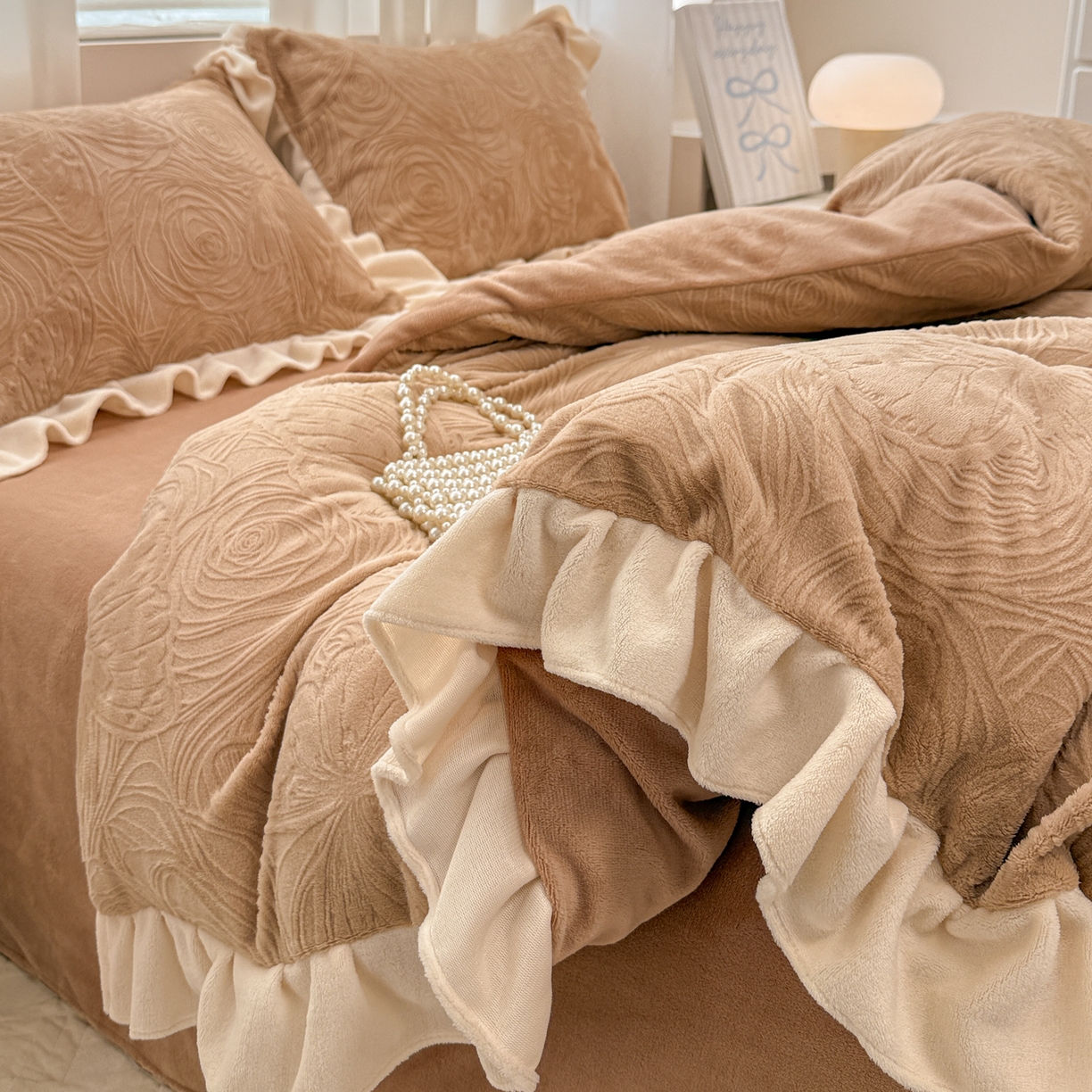 91家纺网 家纺一手货源 找家纺 懒猫家纺 2025新款亲肤舒适牛奶绒四件套-千寻花语系列 千寻花语-米咖