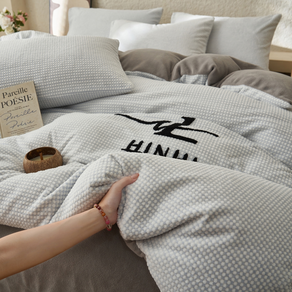 91家纺网 家纺一手货源 找家纺 早晨家纺 2025新款深蓝款阳离子提花牛奶绒四件套 深蓝-蓝