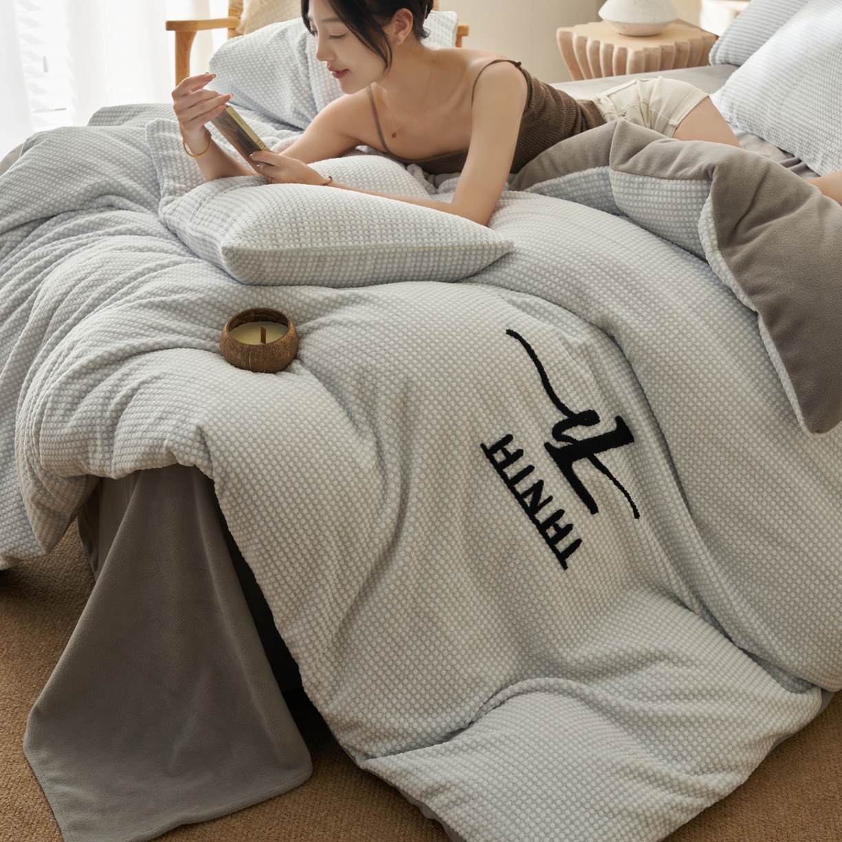 91家纺网 家纺一手货源 找家纺 早晨家纺 2025新款深蓝款阳离子提花牛奶绒四件套 深蓝-蓝