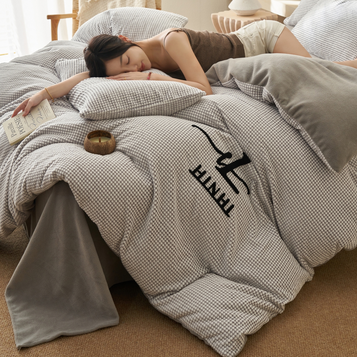 91家纺网 家纺一手货源 找家纺 早晨家纺 2025新款深蓝款阳离子提花牛奶绒四件套 深蓝-灰