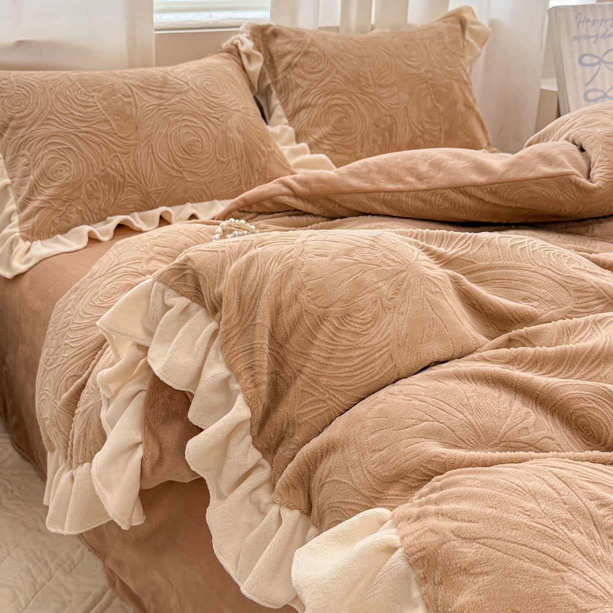 91家纺网 家纺一手货源 找家纺 懒猫家纺 2025新款亲肤舒适牛奶绒四件套-千寻花语系列 千寻花语-米咖