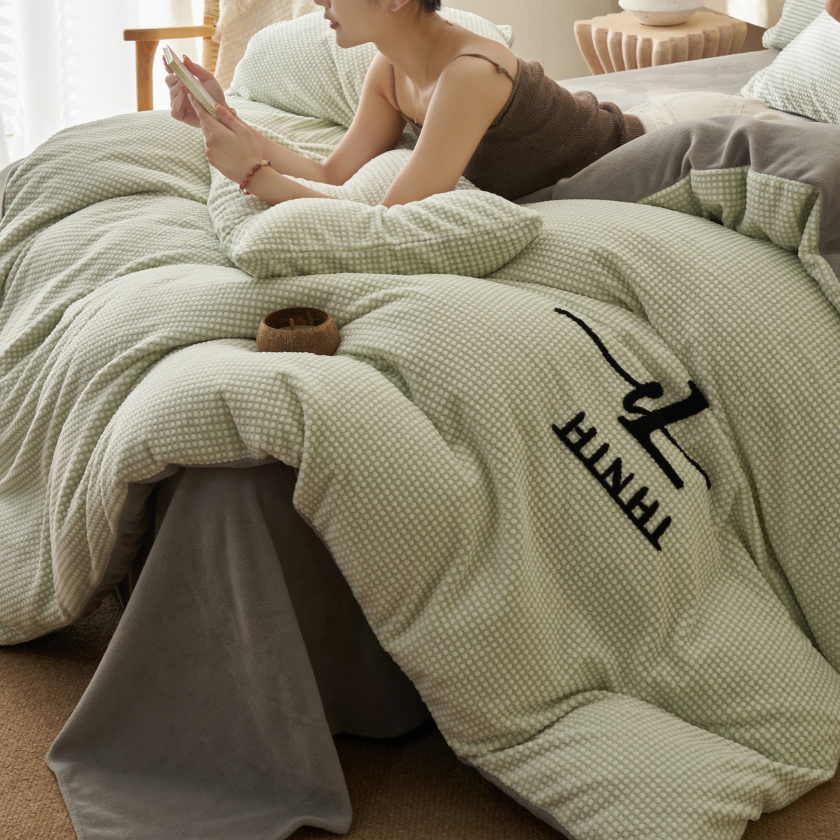 91家纺网 家纺一手货源 找家纺 早晨家纺 2025新款深蓝款阳离子提花牛奶绒四件套 深蓝-绿