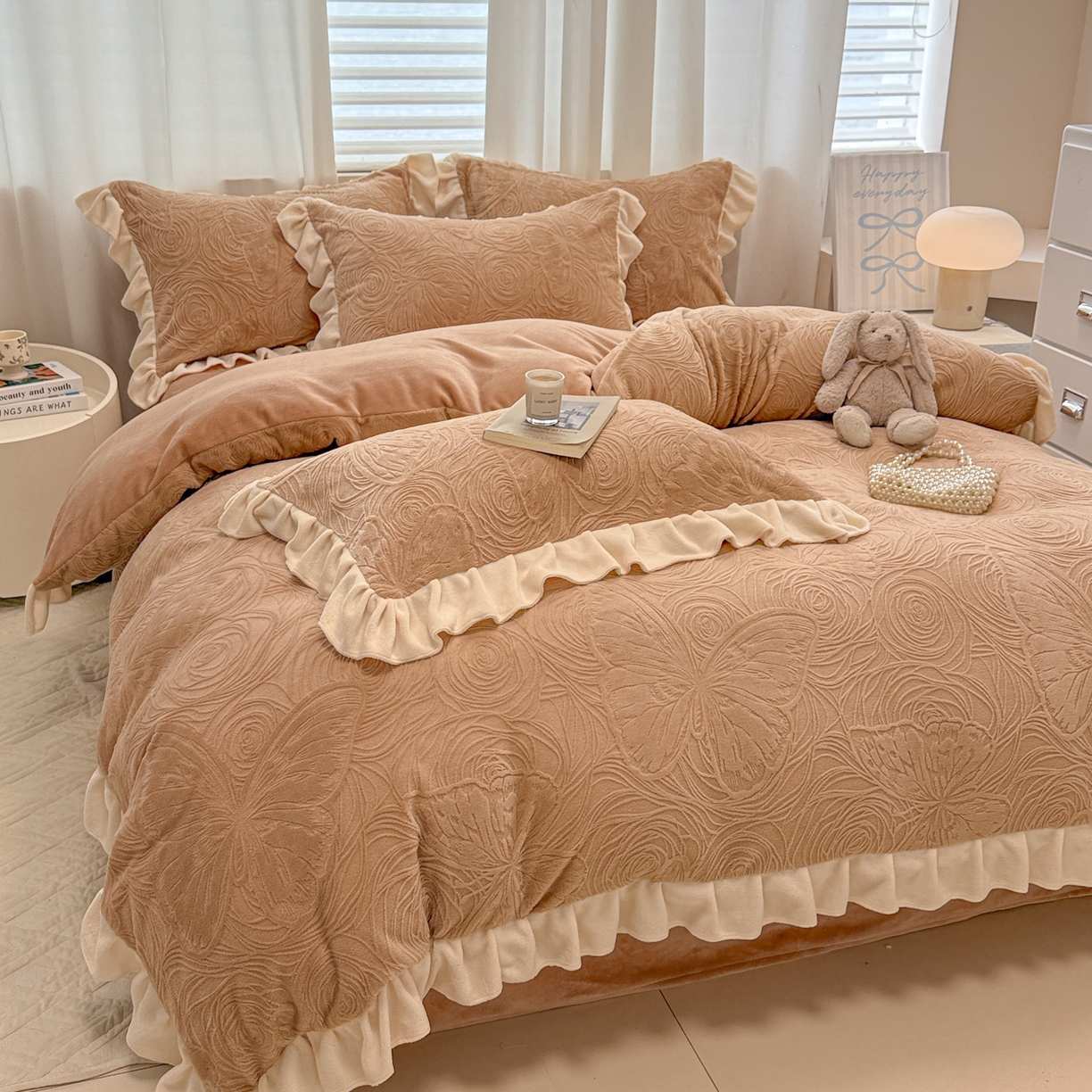 91家纺网 家纺一手货源 找家纺 懒猫家纺 2025新款亲肤舒适牛奶绒四件套-千寻花语系列 千寻花语-米咖