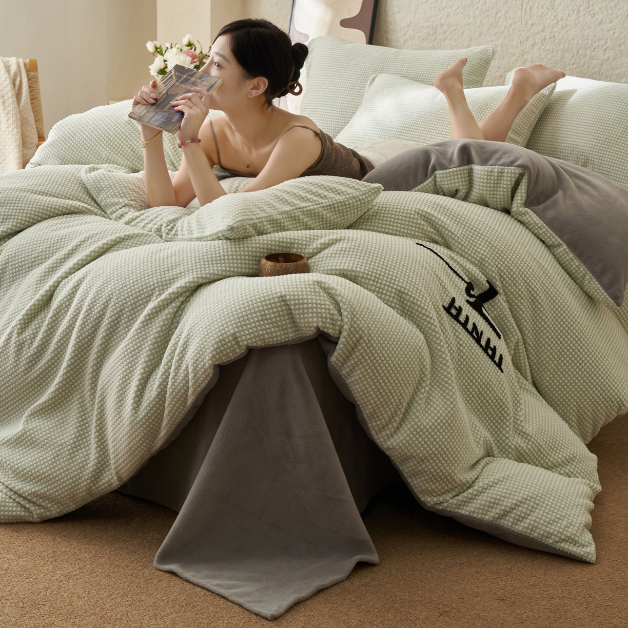 91家纺网 家纺一手货源 找家纺 早晨家纺 2025新款深蓝款阳离子提花牛奶绒四件套 深蓝-绿