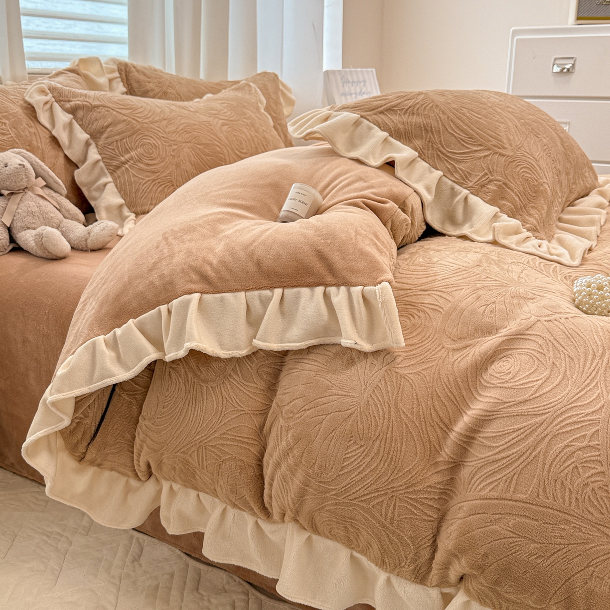 91家纺网 家纺一手货源 找家纺 懒猫家纺 2025新款亲肤舒适牛奶绒四件套-千寻花语系列 千寻花语-米咖