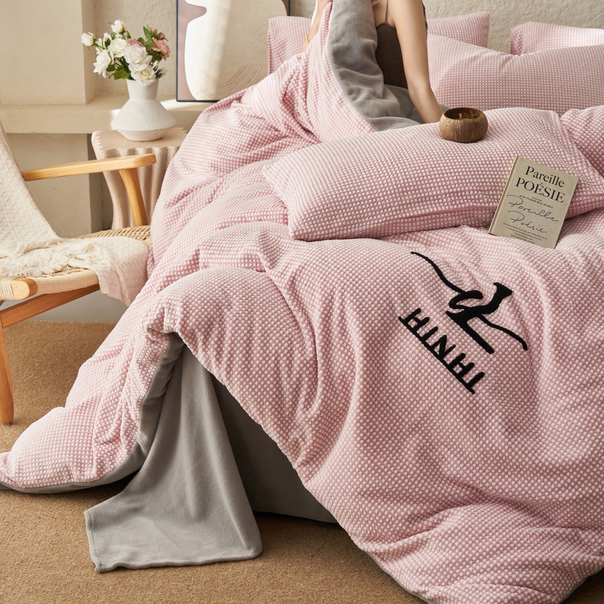 91家纺网 家纺一手货源 找家纺 早晨家纺 2025新款深蓝款阳离子提花牛奶绒四件套 深蓝-豆沙