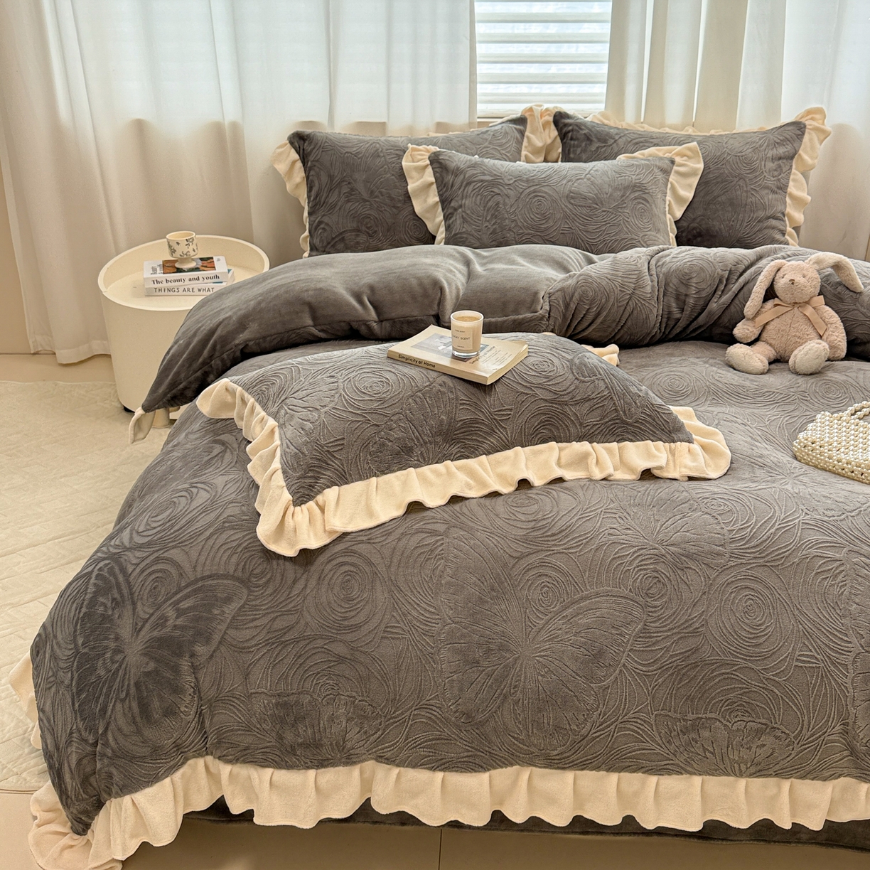 91家纺网 家纺一手货源 找家纺 懒猫家纺 2025新款亲肤舒适牛奶绒四件套-千寻花语系列 千寻花语-银灰