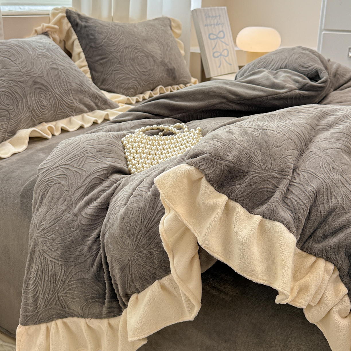 91家纺网 家纺一手货源 找家纺 懒猫家纺 2025新款亲肤舒适牛奶绒四件套-千寻花语系列 千寻花语-银灰