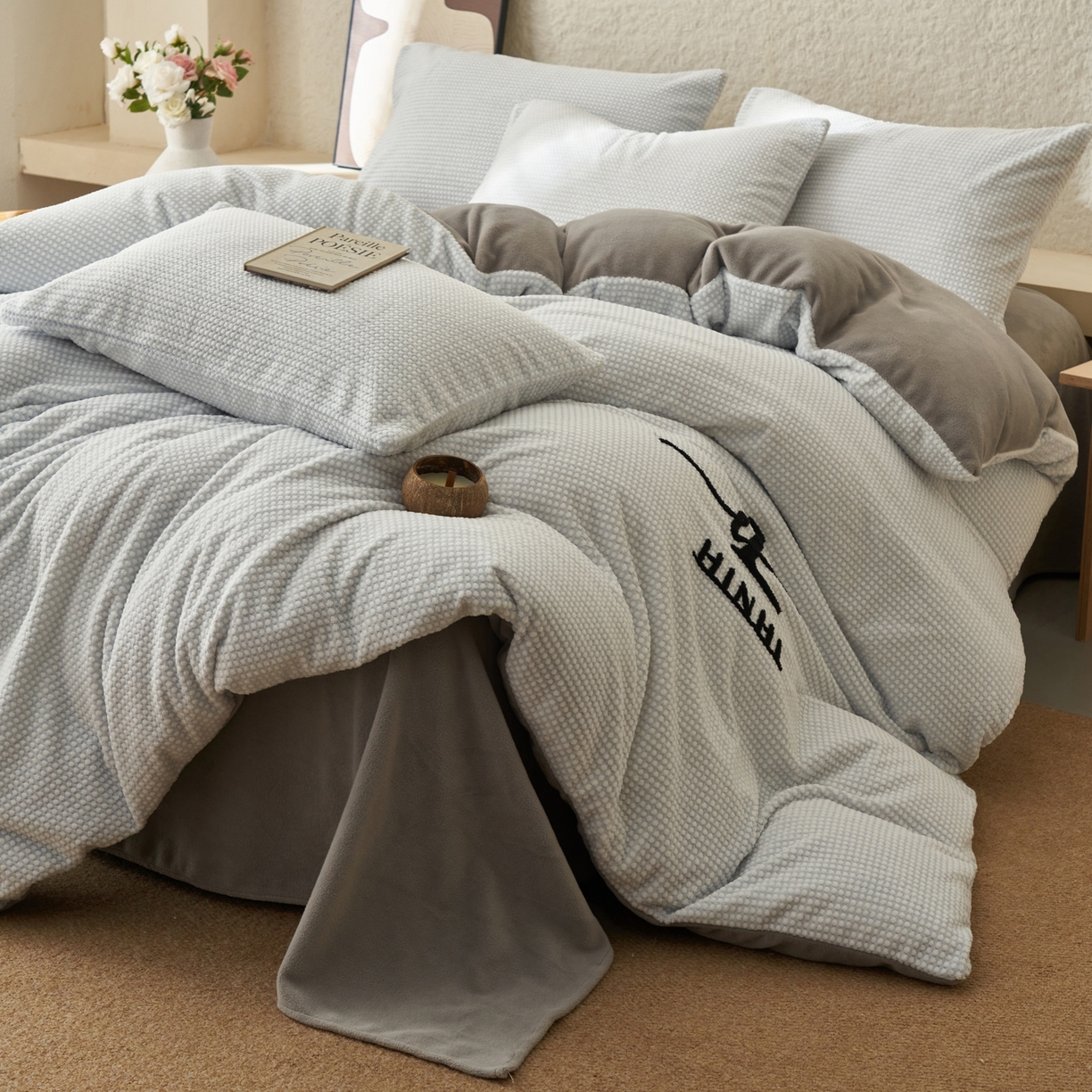 91家纺网 家纺一手货源 找家纺 早晨家纺 2025新款深蓝款阳离子提花牛奶绒四件套 深蓝-蓝