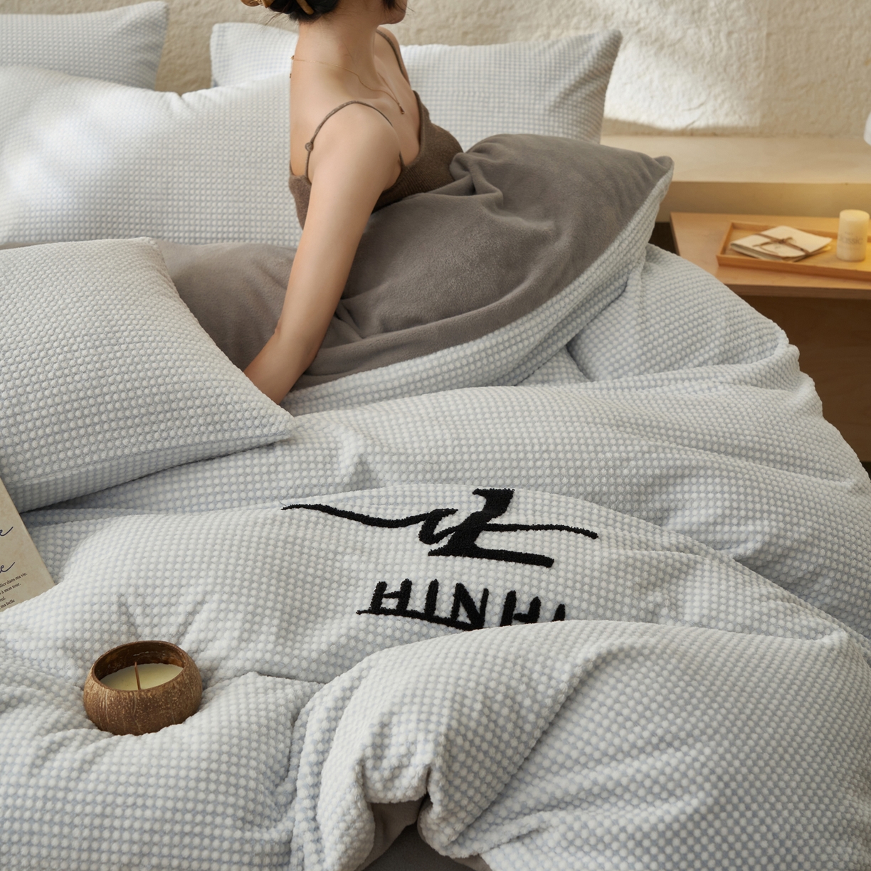 91家纺网 家纺一手货源 找家纺 早晨家纺 2025新款深蓝款阳离子提花牛奶绒四件套 深蓝-蓝