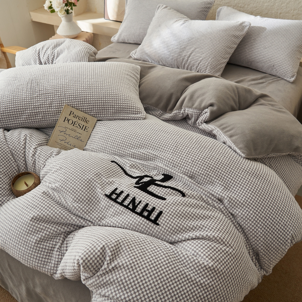 91家纺网 家纺一手货源 找家纺 早晨家纺 2025新款深蓝款阳离子提花牛奶绒四件套 深蓝-灰