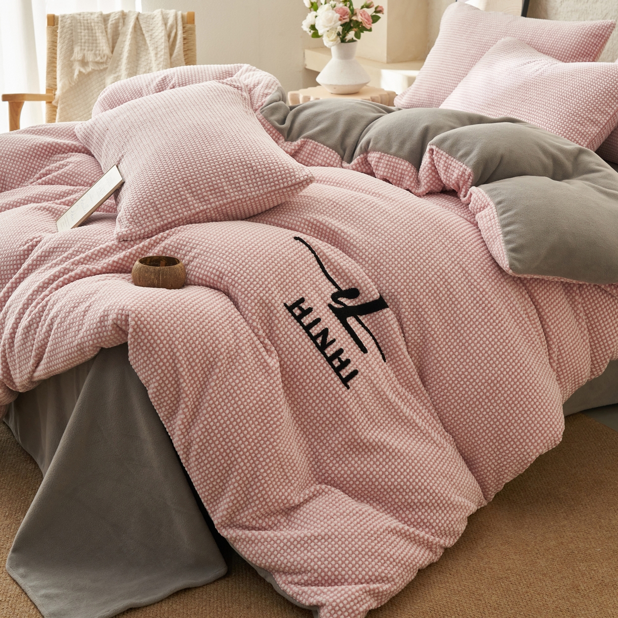 91家纺网 家纺一手货源 找家纺 早晨家纺 2025新款深蓝款阳离子提花牛奶绒四件套 深蓝-豆沙