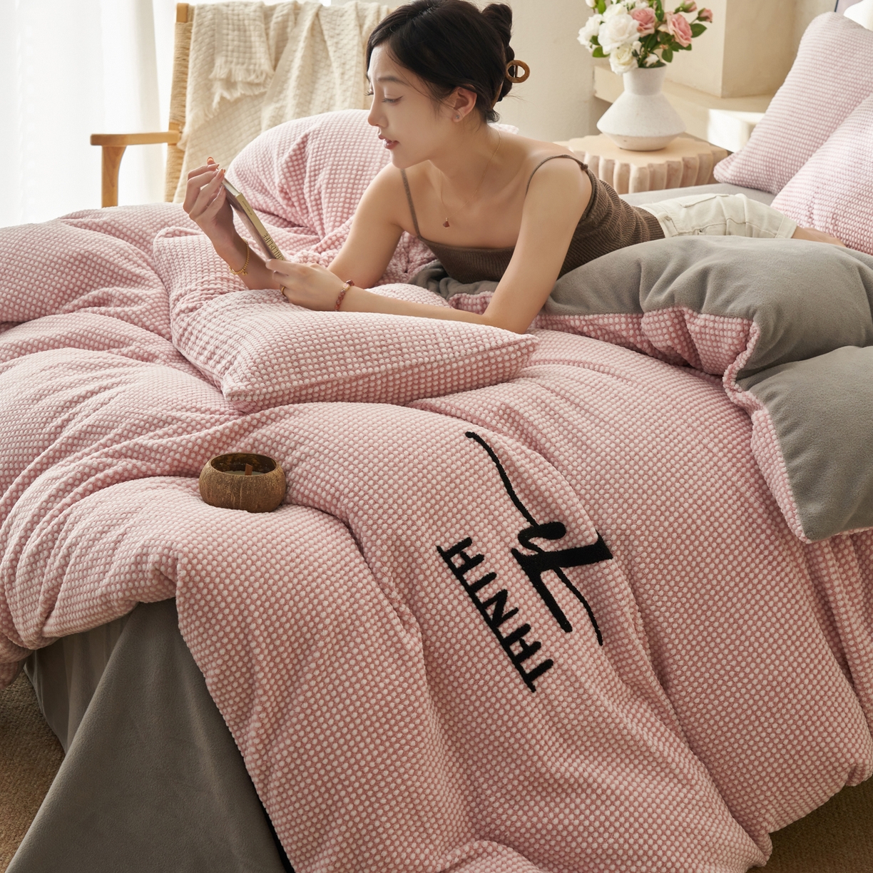 91家纺网 家纺一手货源 找家纺 早晨家纺 2025新款深蓝款阳离子提花牛奶绒四件套 深蓝-豆沙