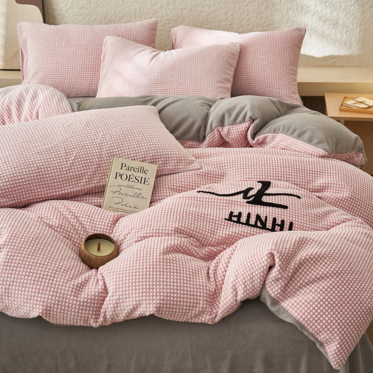 91家纺网 家纺一手货源 找家纺 早晨家纺 2025新款深蓝款阳离子提花牛奶绒四件套 深蓝-豆沙