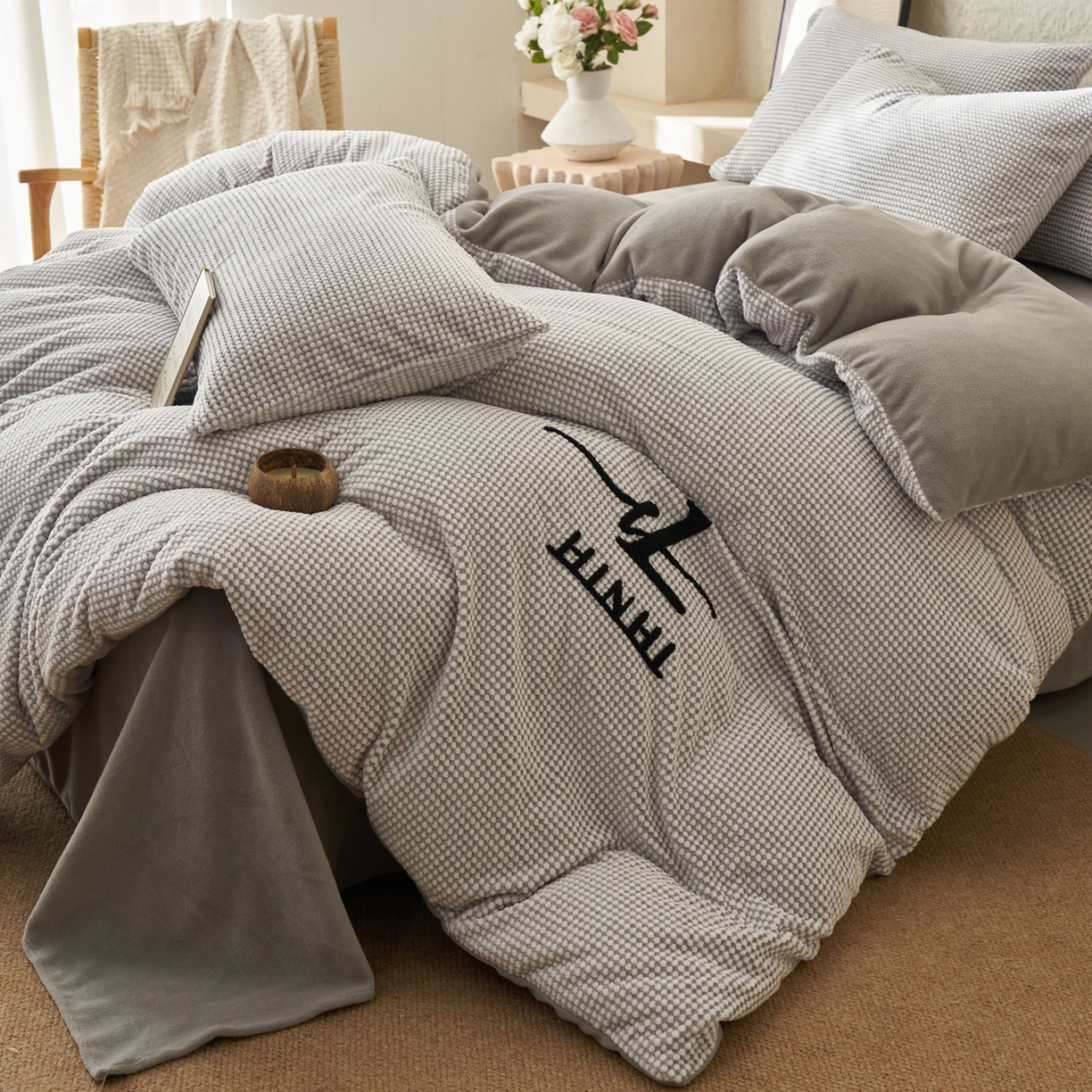 91家纺网 家纺一手货源 找家纺 早晨家纺 2025新款深蓝款阳离子提花牛奶绒四件套 深蓝-灰