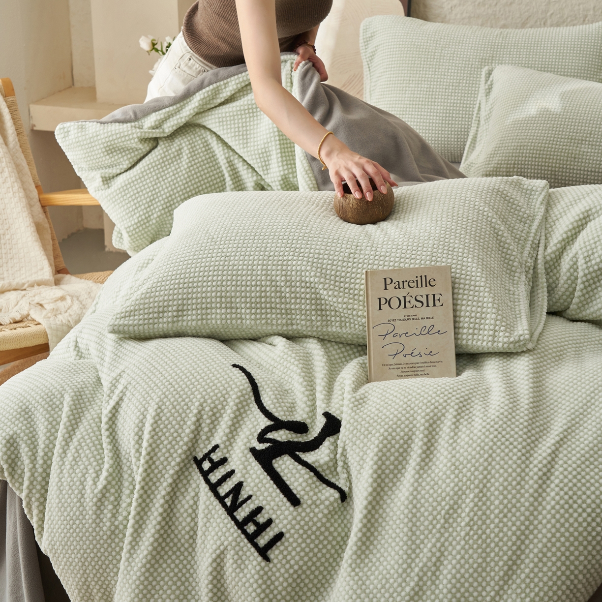 91家纺网 家纺一手货源 找家纺 早晨家纺 2025新款深蓝款阳离子提花牛奶绒四件套 深蓝-绿