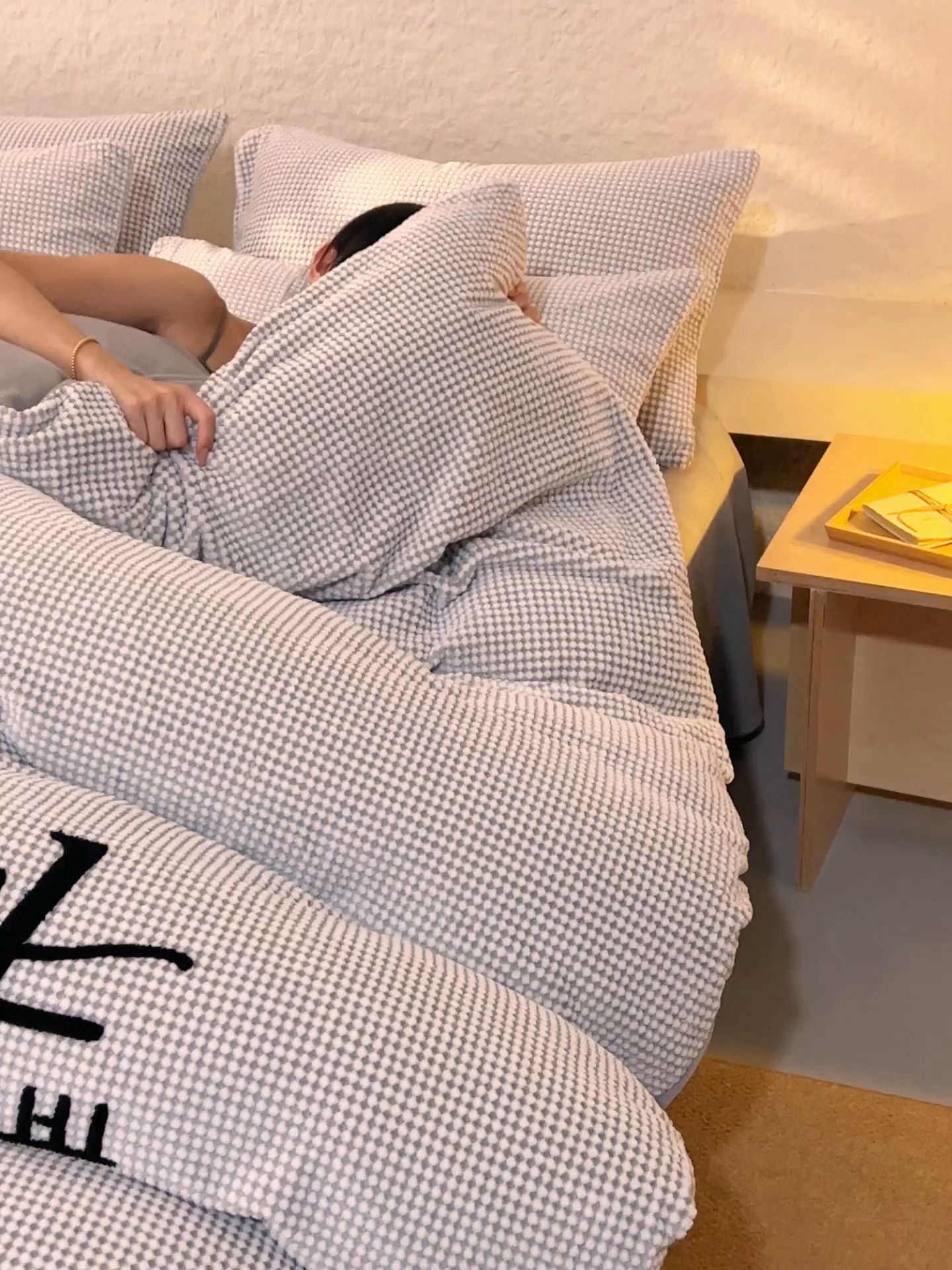 91家纺网 家纺一手货源 找家纺 （总）早晨家纺 2025新款深蓝款阳离子提花牛奶绒四件套