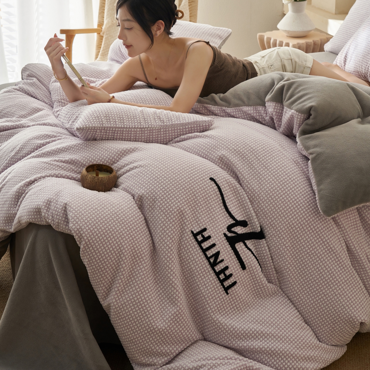 91家纺网 家纺一手货源 找家纺 早晨家纺 2025新款深蓝款阳离子提花牛奶绒四件套 深蓝-紫