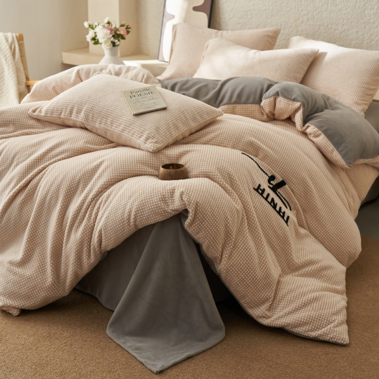 91家纺网 家纺一手货源 找家纺 早晨家纺 2025新款深蓝款阳离子提花牛奶绒四件套 深蓝-黄