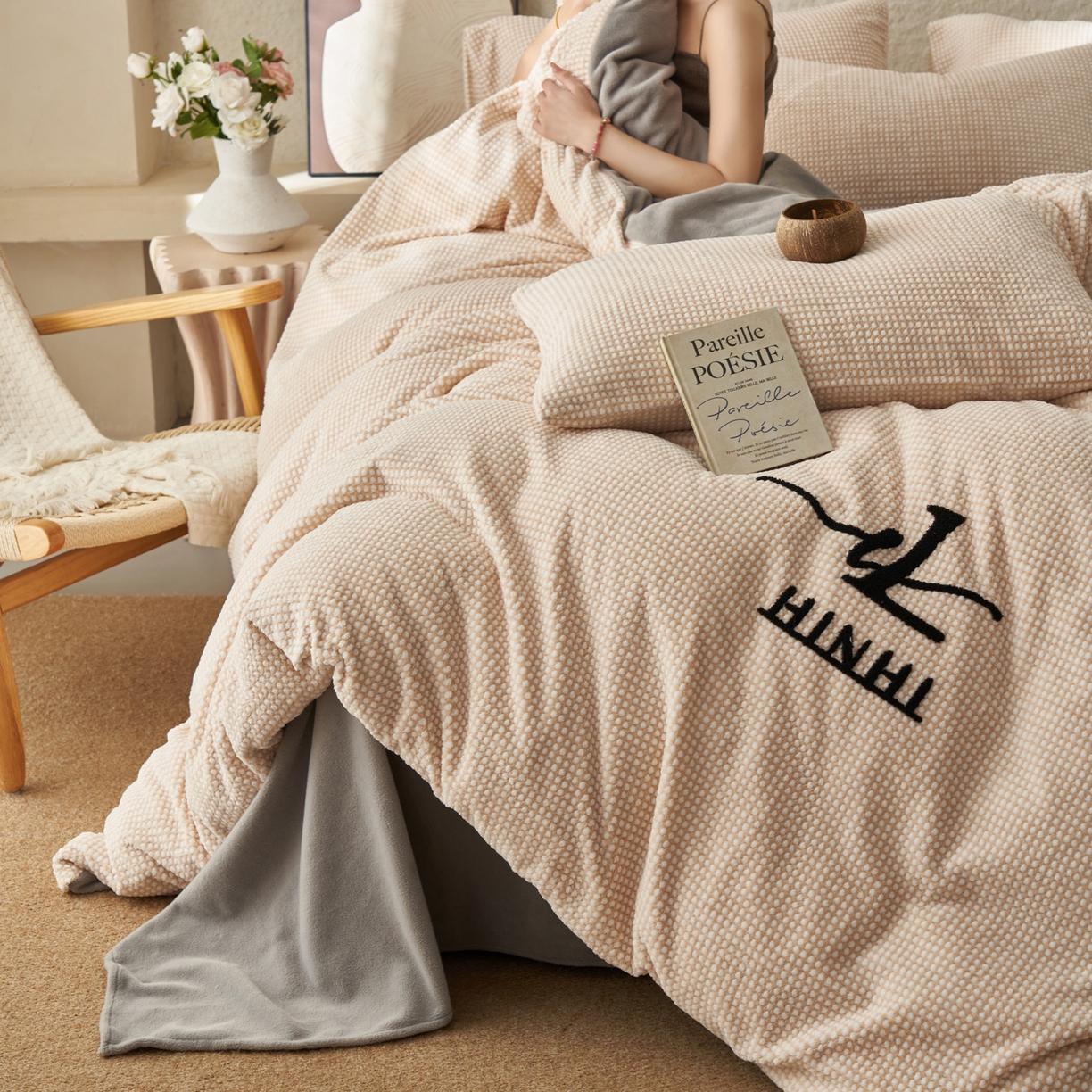 91家纺网 家纺一手货源 找家纺 早晨家纺 2025新款深蓝款阳离子提花牛奶绒四件套 深蓝-黄