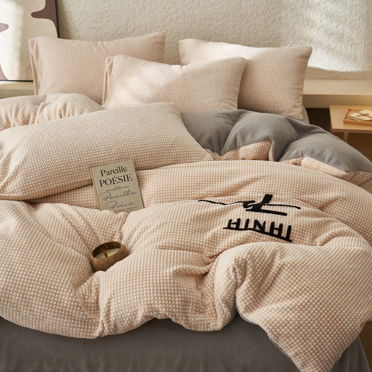 91家纺网 家纺一手货源 找家纺 早晨家纺 2025新款深蓝款阳离子提花牛奶绒四件套 深蓝-黄