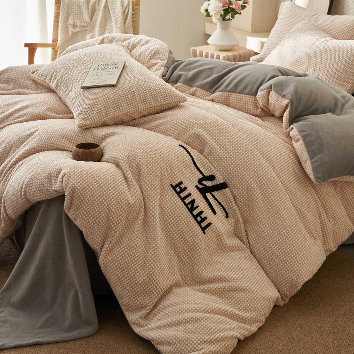 91家纺网 家纺一手货源 找家纺 早晨家纺 2025新款深蓝款阳离子提花牛奶绒四件套 深蓝-黄