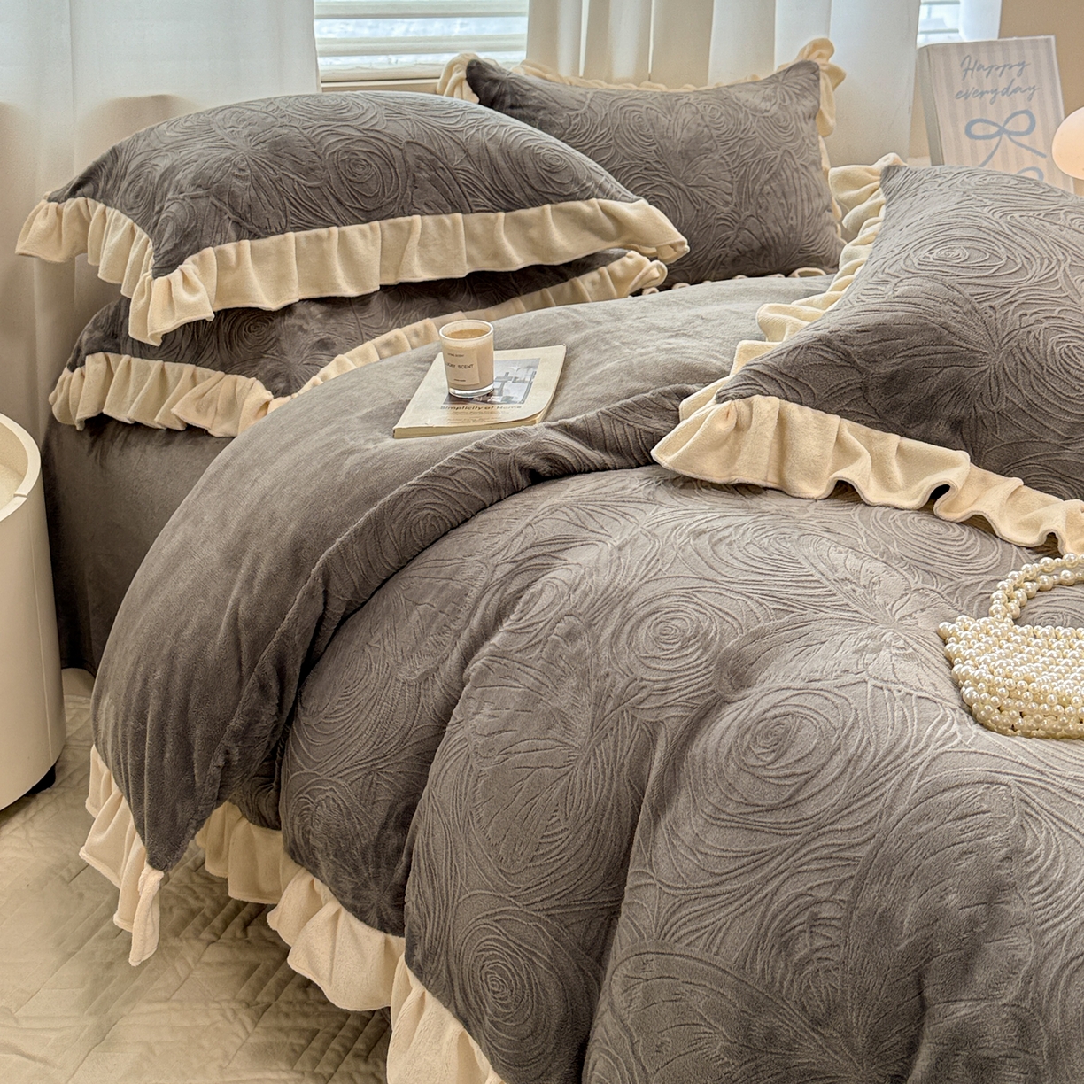 91家纺网 家纺一手货源 找家纺 懒猫家纺 2025新款亲肤舒适牛奶绒四件套-千寻花语系列 千寻花语-银灰