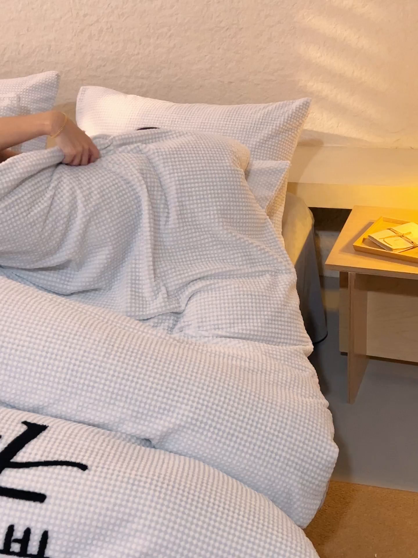 91家纺网 家纺一手货源 找家纺 早晨家纺 2025新款深蓝款阳离子提花牛奶绒四件套 深蓝-蓝