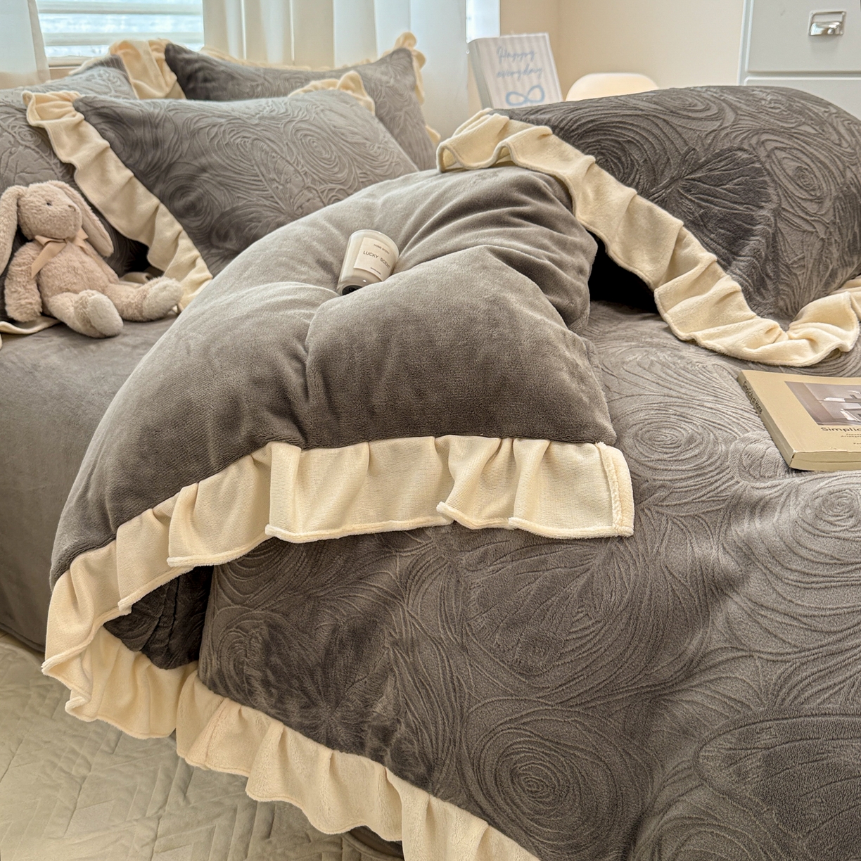 91家纺网 家纺一手货源 找家纺 懒猫家纺 2025新款亲肤舒适牛奶绒四件套-千寻花语系列 千寻花语-银灰