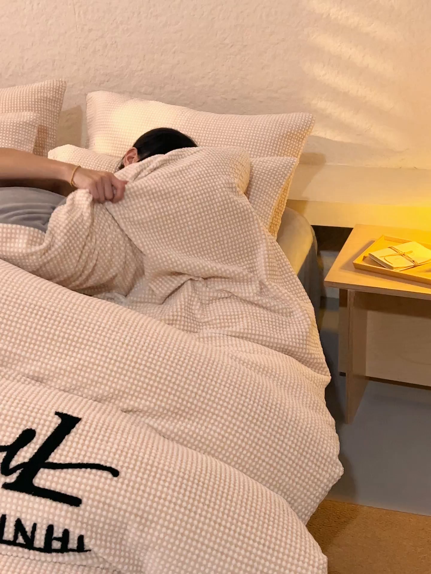 91家纺网 家纺一手货源 找家纺 早晨家纺 2025新款深蓝款阳离子提花牛奶绒四件套 深蓝-黄