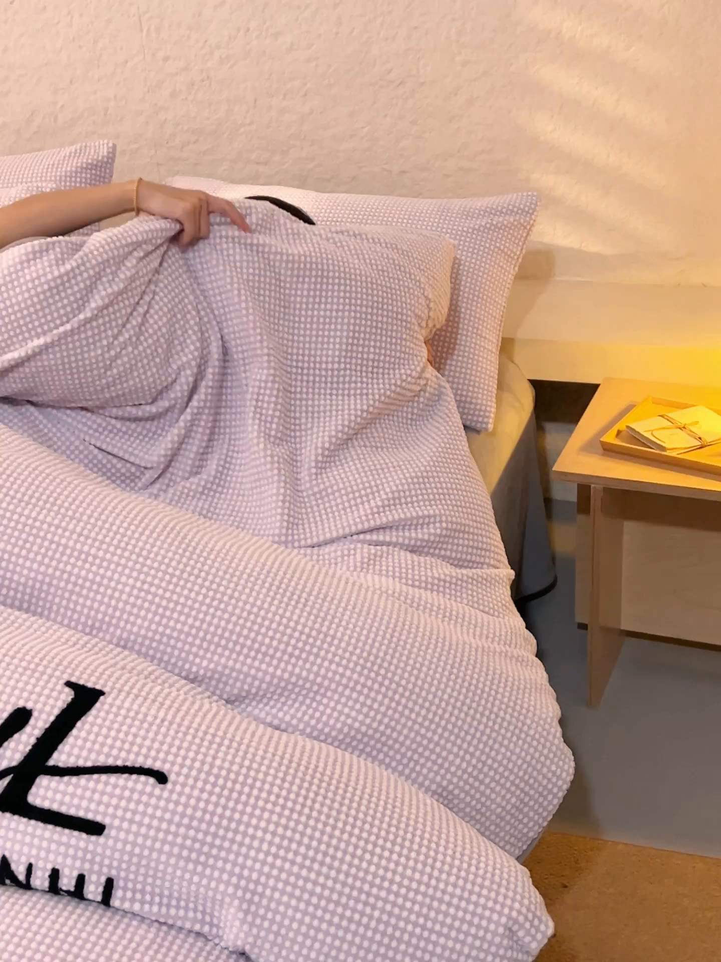 91家纺网 家纺一手货源 找家纺 早晨家纺 2025新款深蓝款阳离子提花牛奶绒四件套 深蓝-紫