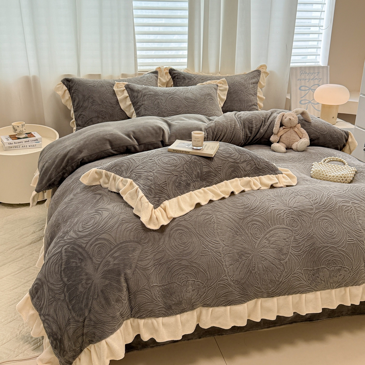 91家纺网 家纺一手货源 找家纺 懒猫家纺 2025新款亲肤舒适牛奶绒四件套-千寻花语系列 千寻花语-银灰