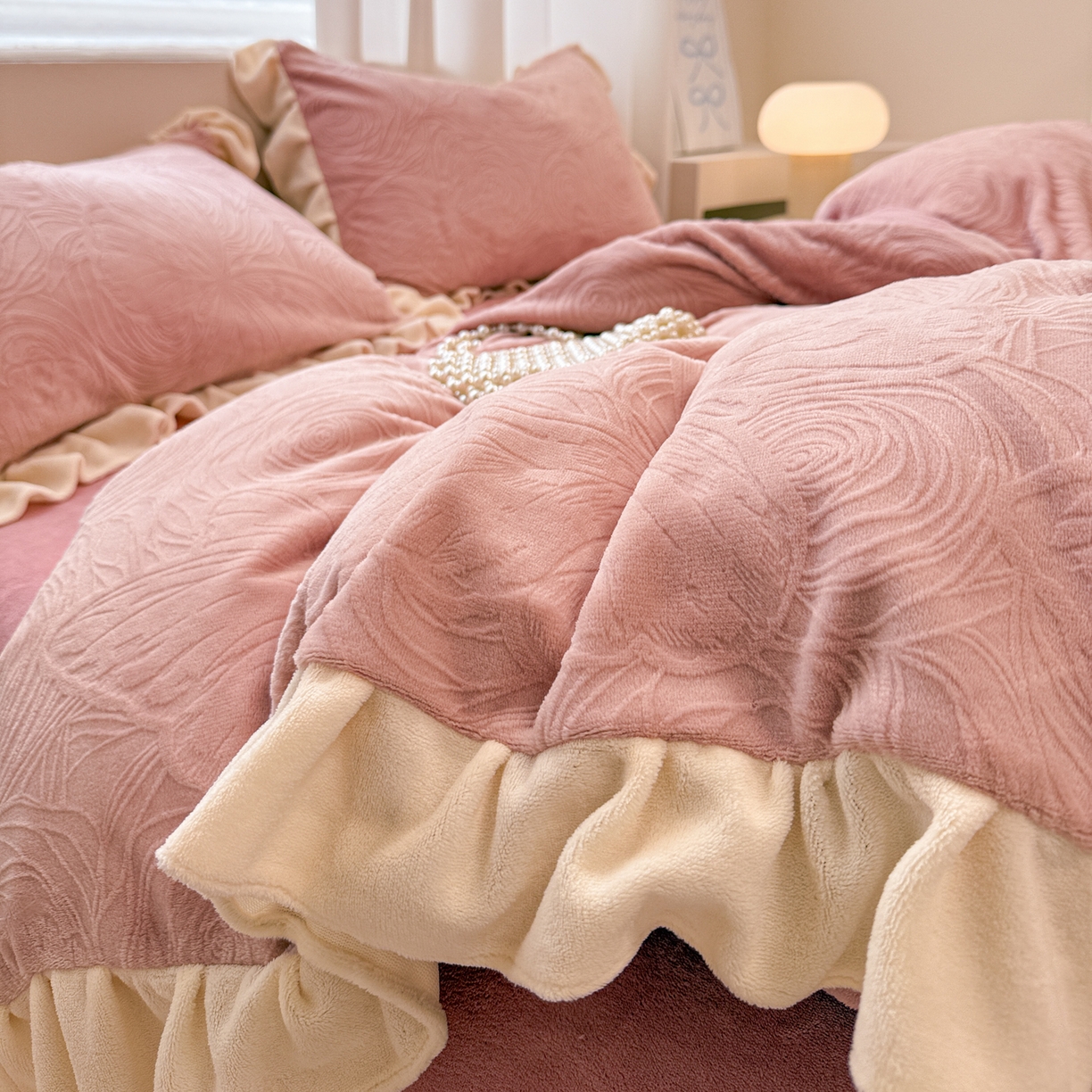 91家纺网 家纺一手货源 找家纺 懒猫家纺 2025新款亲肤舒适牛奶绒四件套-千寻花语系列 千寻花语-豆沙